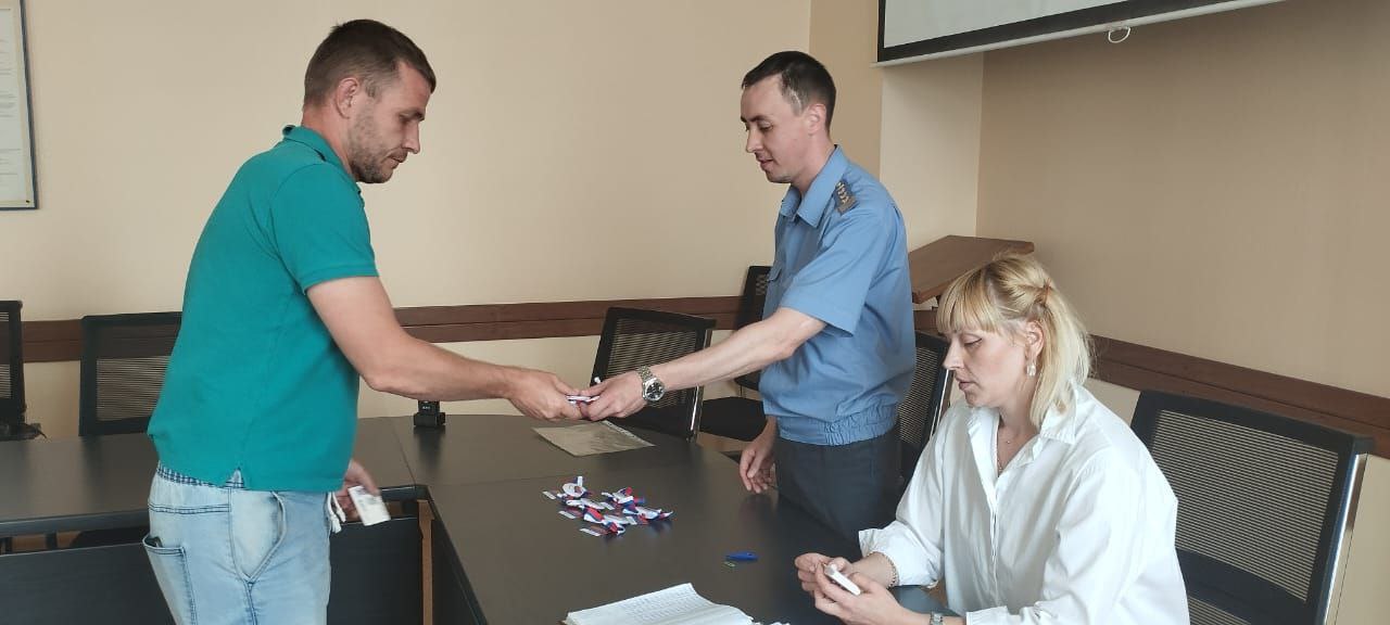 Сотрудники Ространснадзора поддержали акцию «Российский триколор» в преддверии Дня России